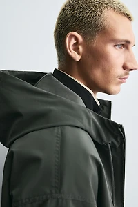 VESTE TECHNIQUE À CAPUCHE