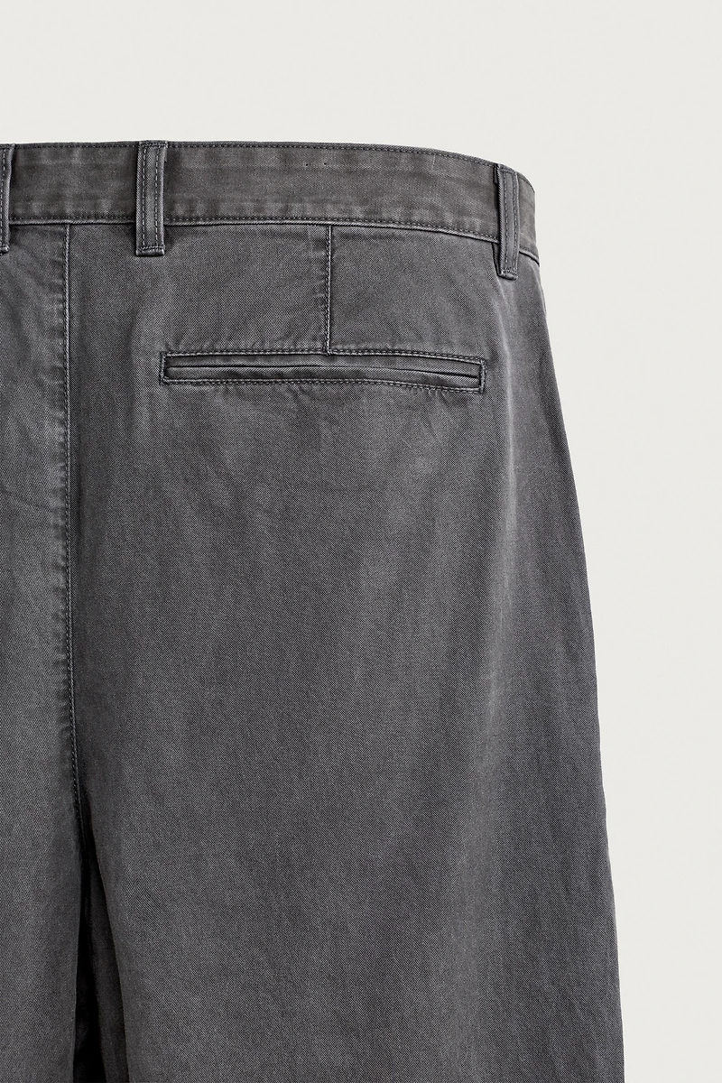 RELAXED FIT PLEATED CHINO PANTS