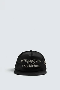 CASQUETTE À VISIÈRE PLATE BRODÉE