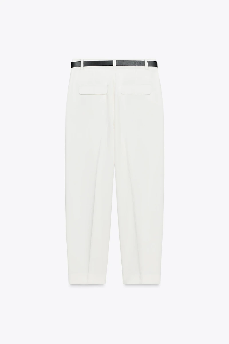 PANTALON À PINCES ET CEINTURE