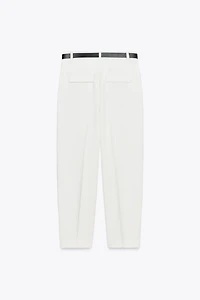 PANTALON À PINCES ET CEINTURE