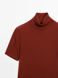 T-shirt à col montant et manches courtes