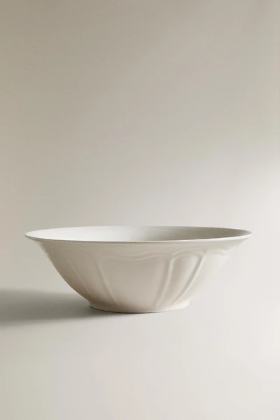 PORCELAIN SALAD BOWL WITH RAISED PATTERN