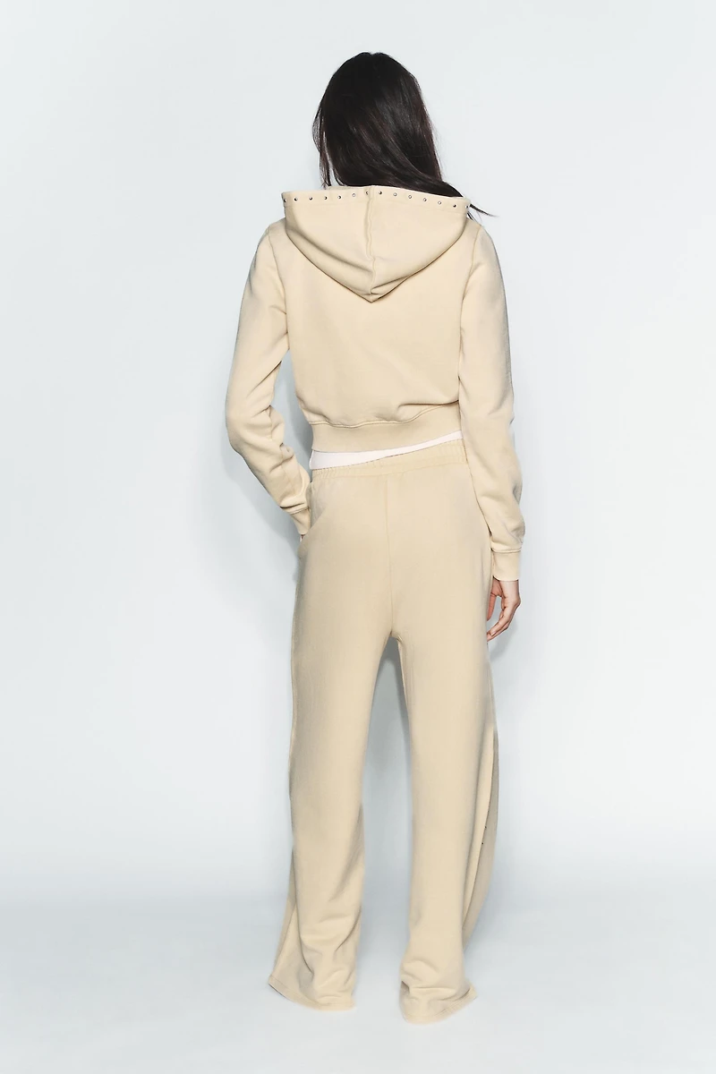 PANTALON EN MOLLETON EFFET DÉLAVÉ CLOUS