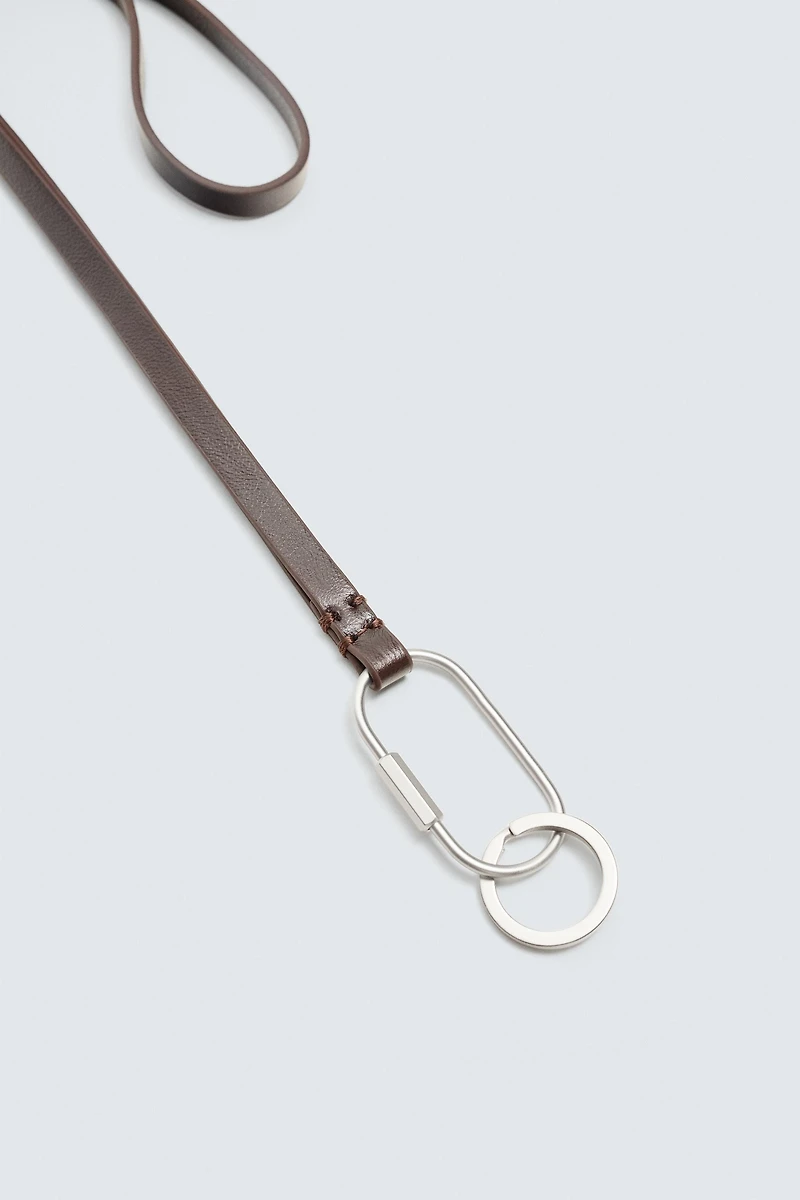 PORTE-CLÉS AVEC PENDENTIF EN CUIR