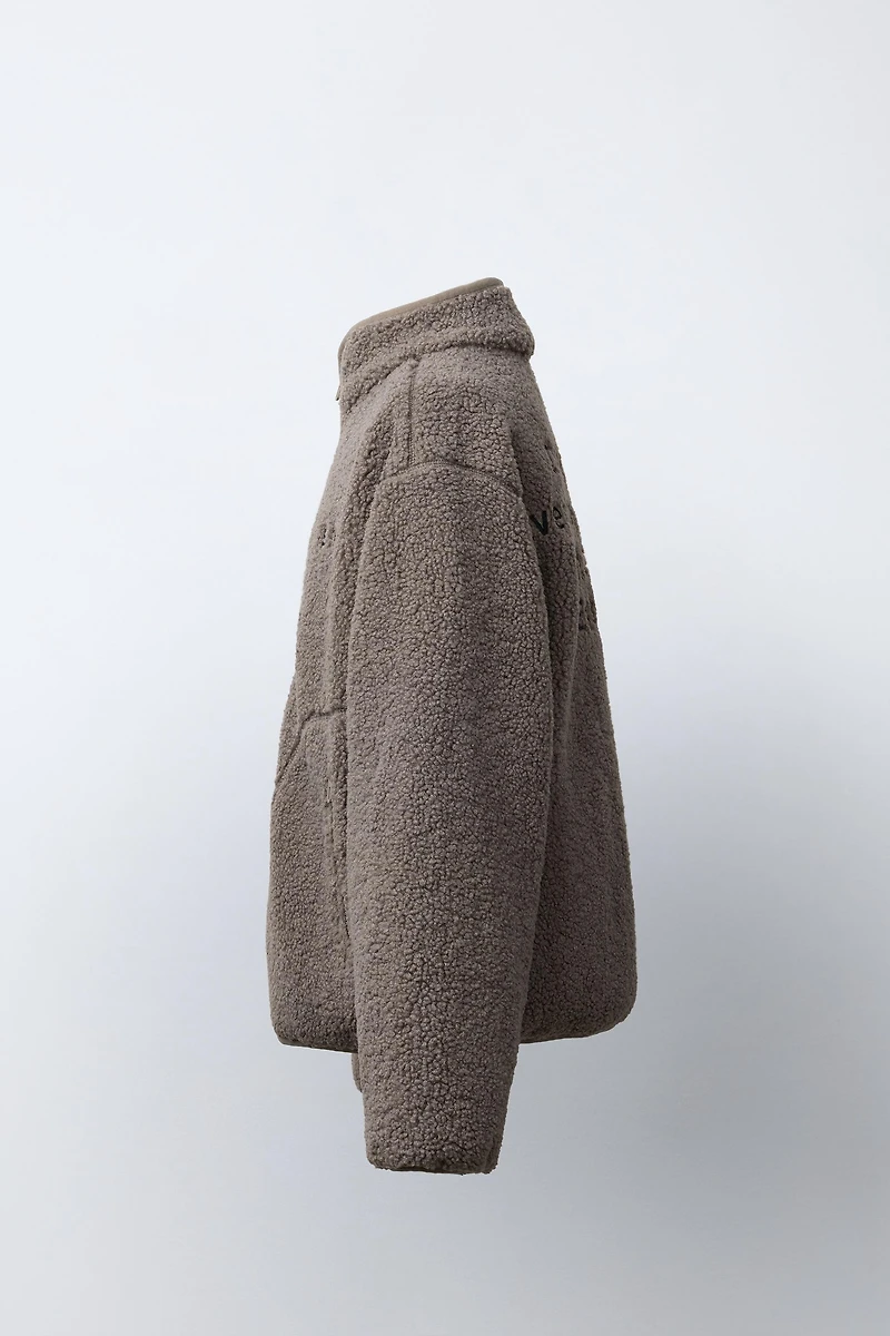 BLOUSON EFFET MOUTON À INSCRIPTION BRODÉE