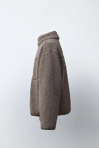 BLOUSON EFFET MOUTON À INSCRIPTION BRODÉE