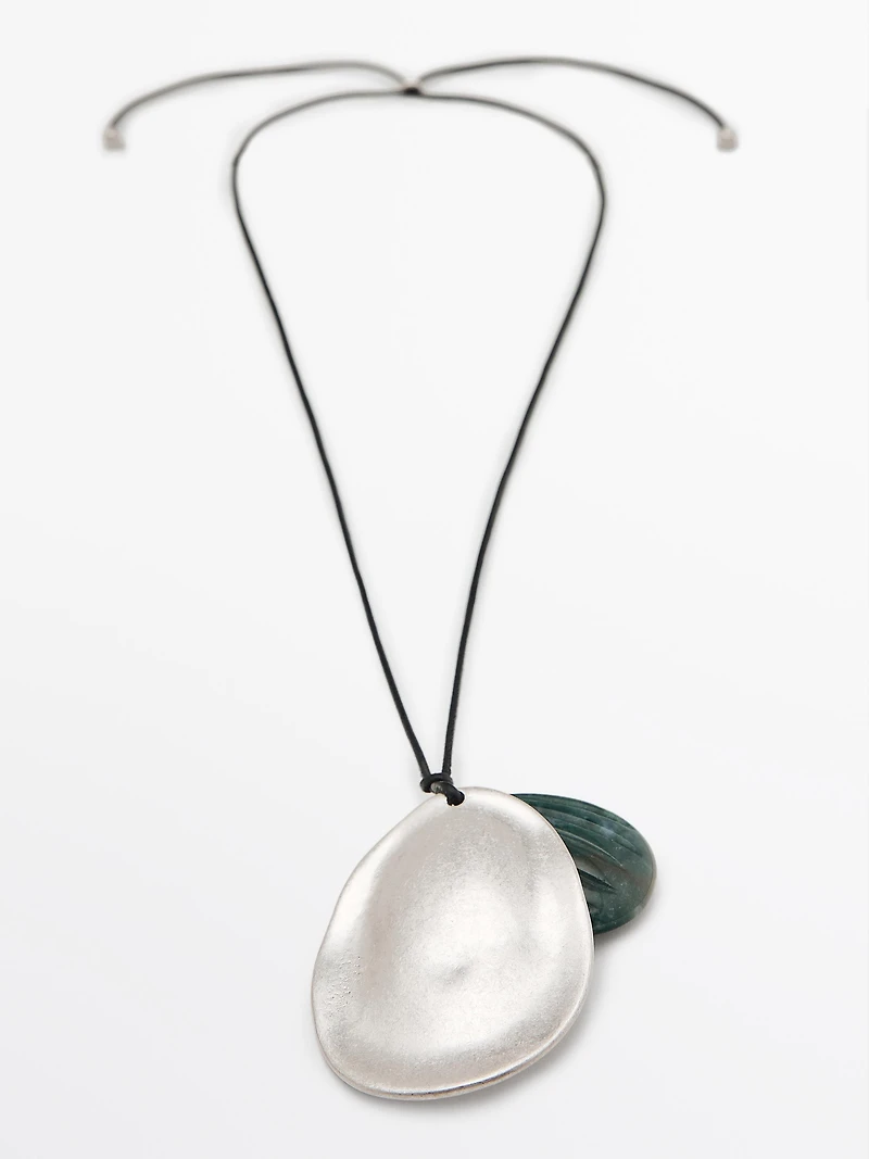 Collier pendentif amande