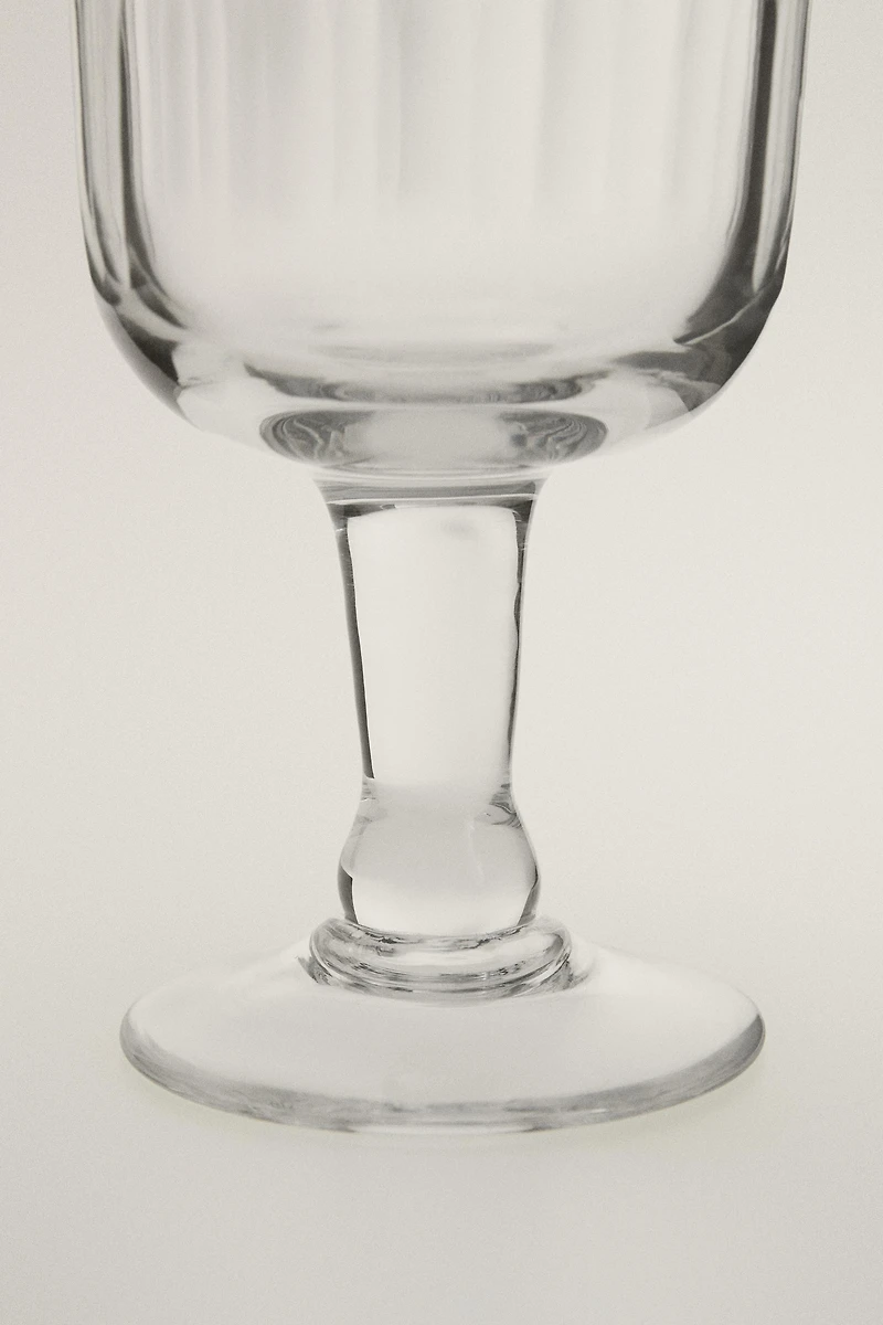 VERTICAL RAISED DESIGN GLASS