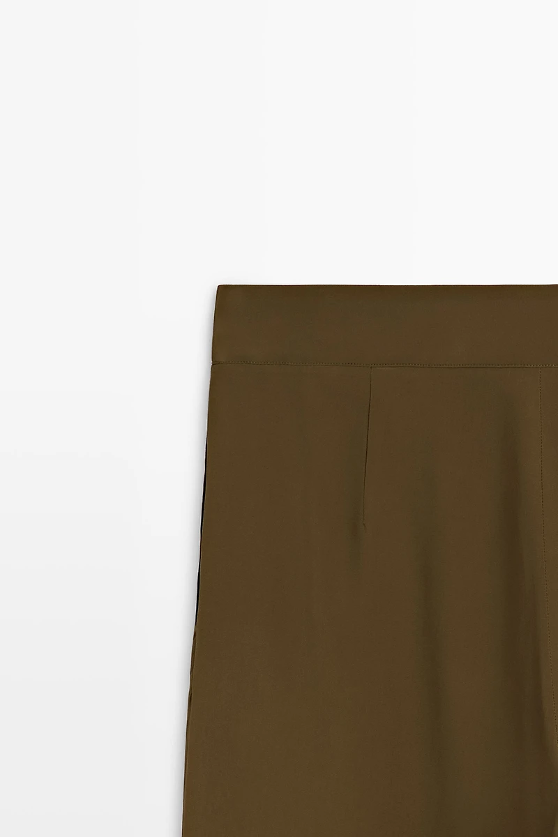 Total look flowing trousers with box pleats