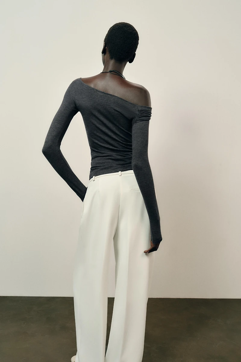 TOP DÉCOLLETÉ ASYMÉTRIQUE