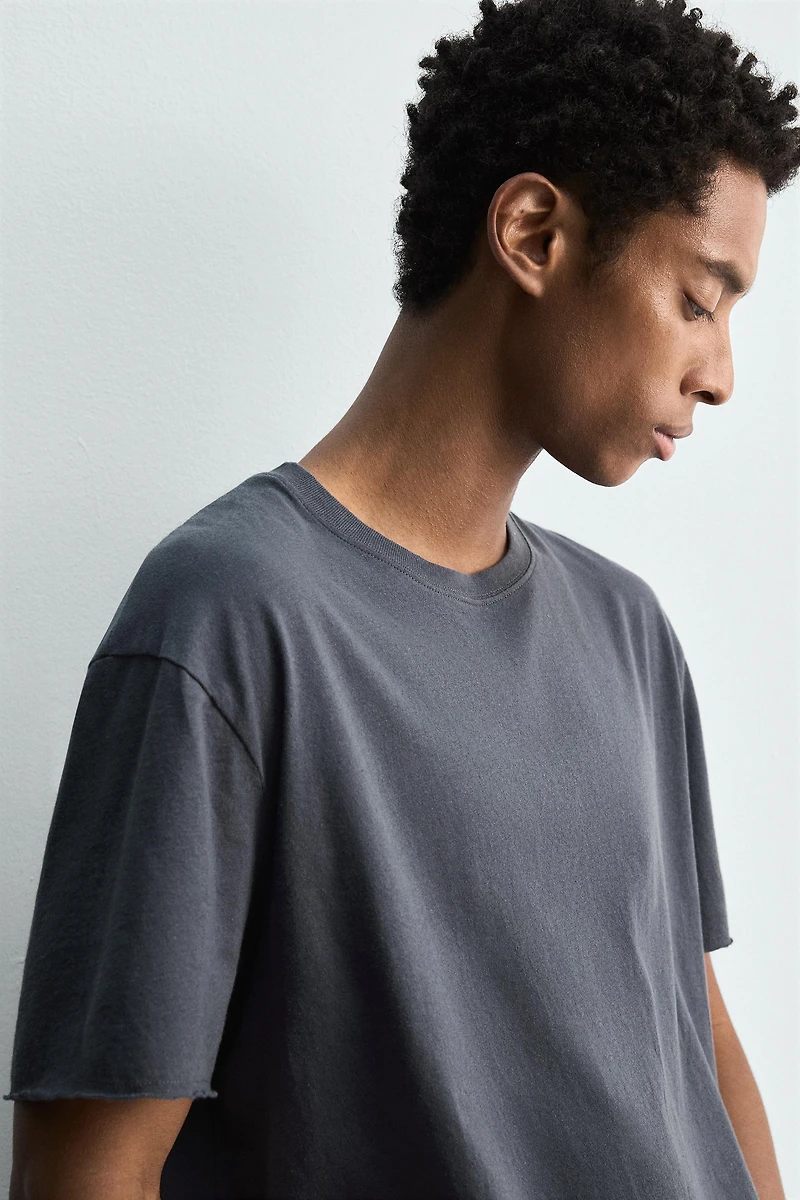 LIGHTWEIGHT T-SHIRT WITH IRREGULAR FINISH