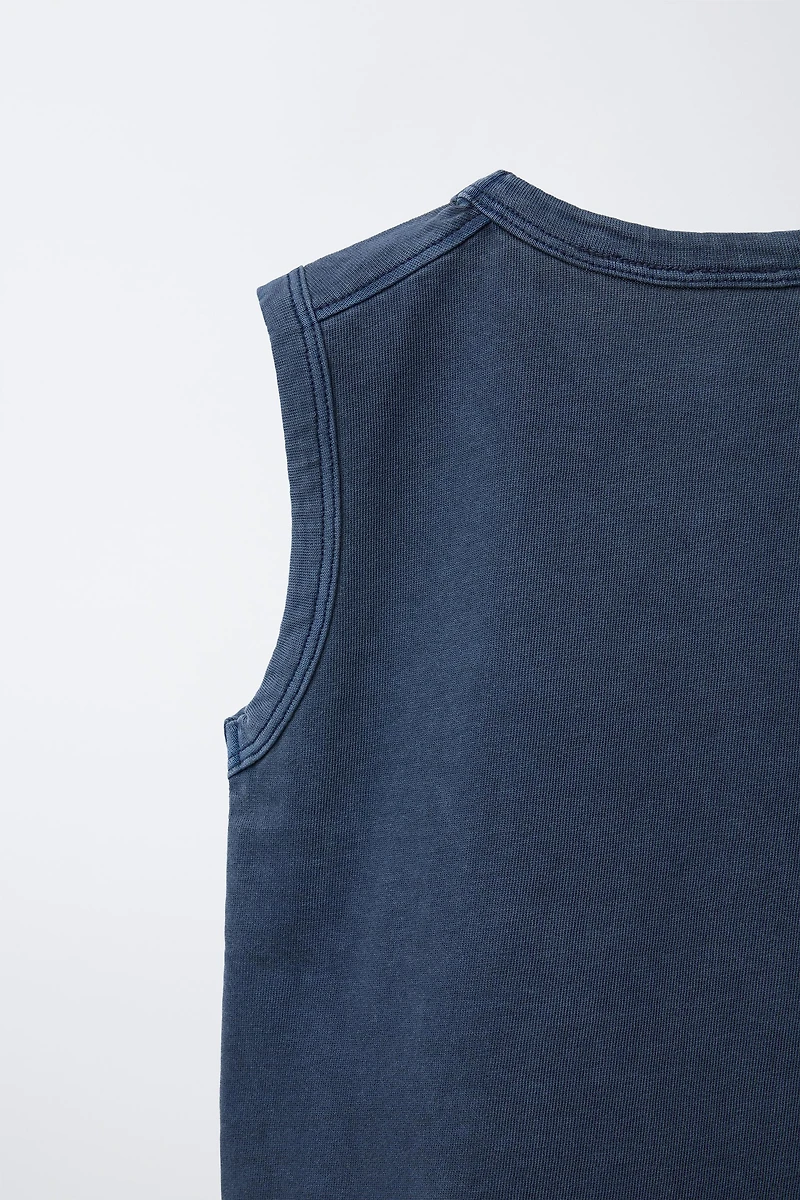 T-SHIRT SANS MANCHES TEINT EN PIÈCE BRODÉ
