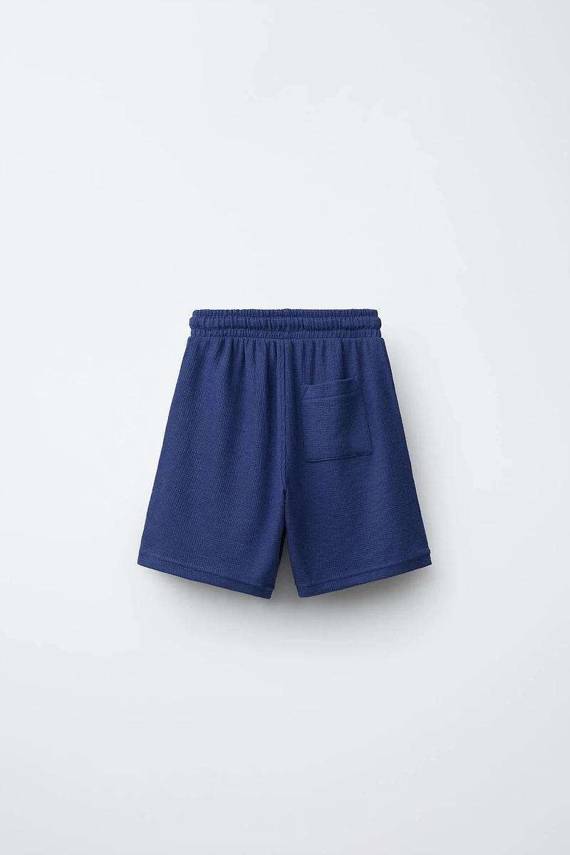 ENSEMBLE T-SHIRT ET SHORT GAUFRÉ ÉTIQUETTE