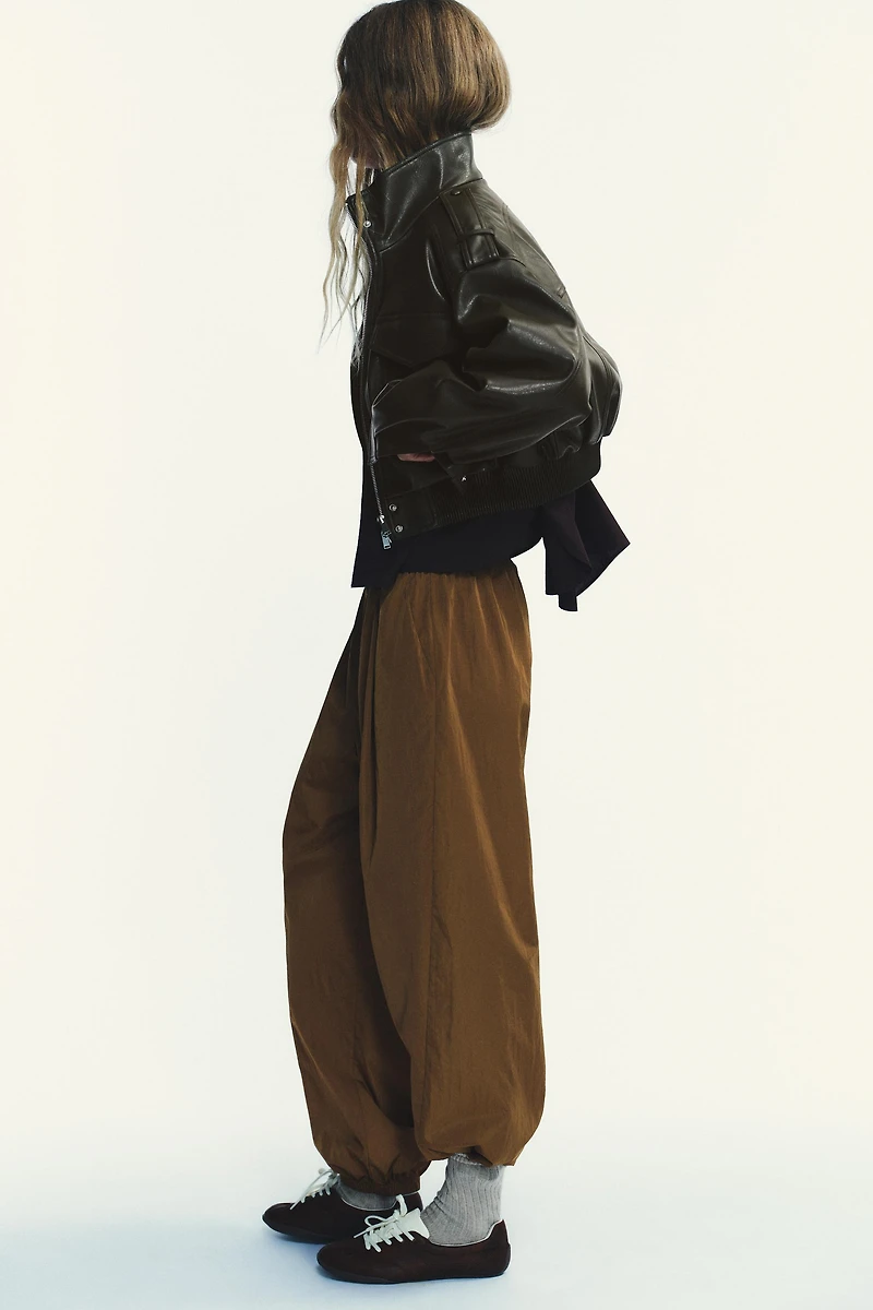 PANTALON EN NYLON BOUFFANT AVEC POIGNETS ÉLASTIQUES