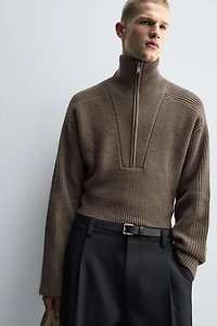 PULL EN MAILLE PERLÉE AVEC COL ZIPPÉ