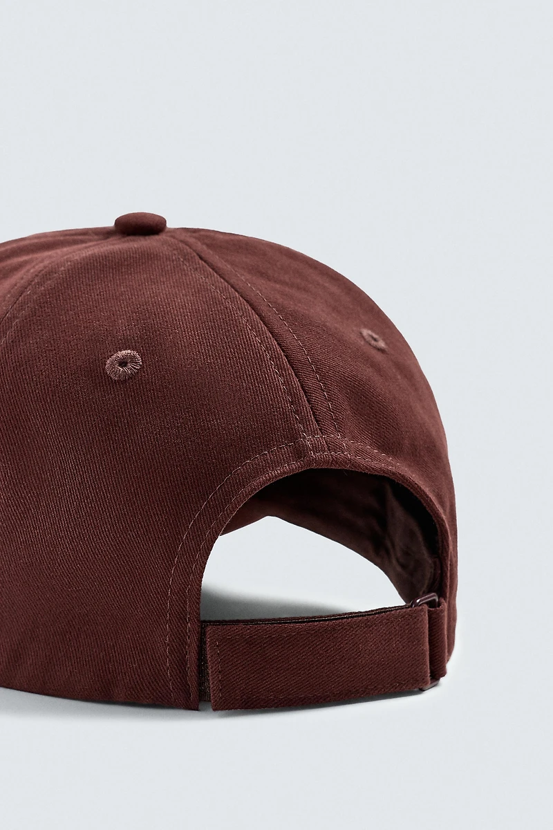 CASQUETTE AVEC INSCRIPTION BRODÉE