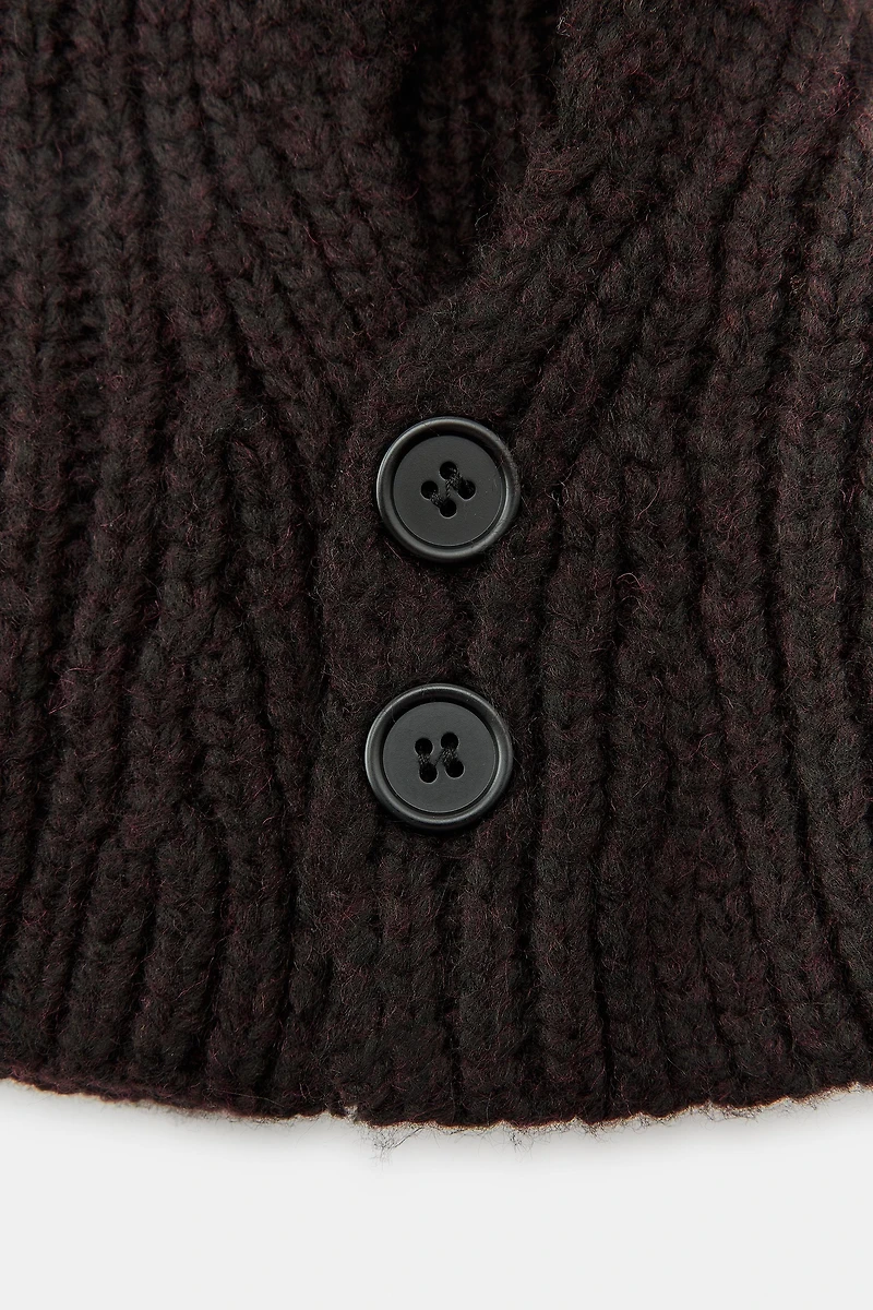 KNIT HOOD WITH BUTTONS