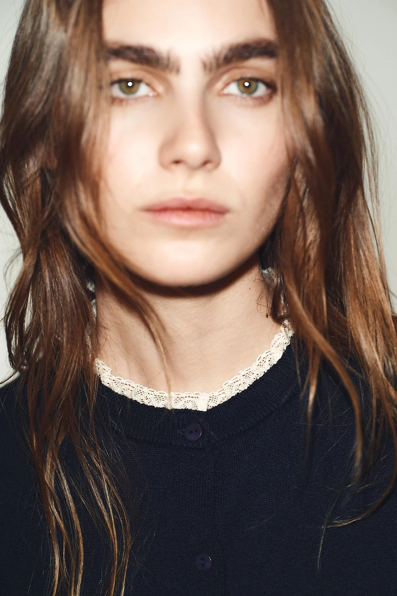 GILET EN MAILLE AVEC FINITIONS DENTELLE