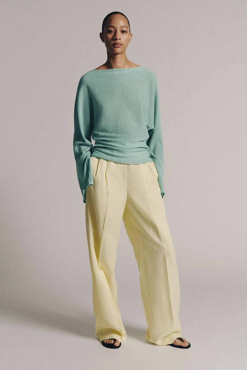 PULL EN MAILLE AVEC OUVERTURES SUR MANCHES