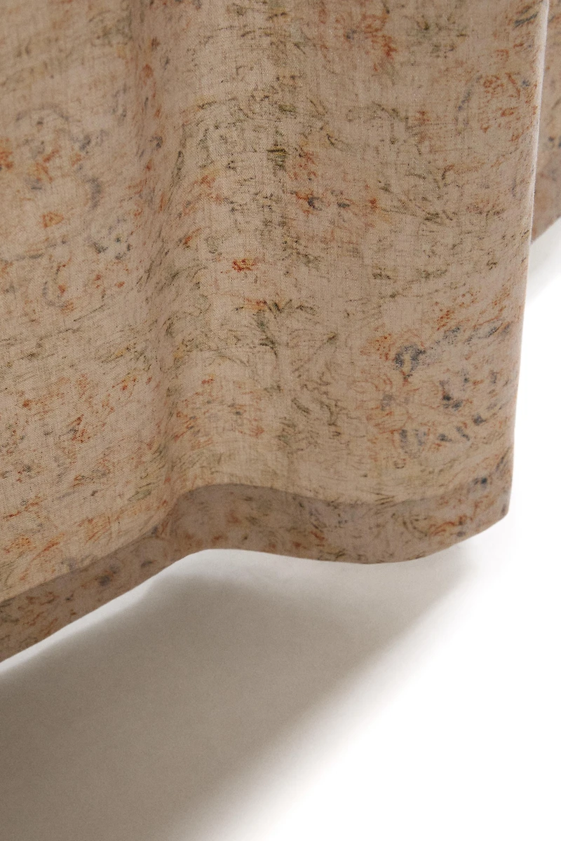 FLORAL CURTAIN WITH MEDIUM FILTRATION