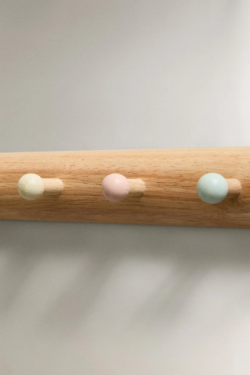 CHILDREN’S MULTICOLORED WALL HANGER