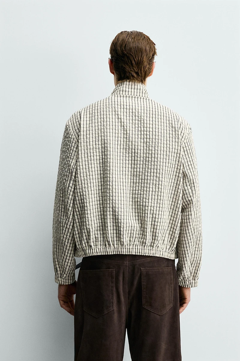 BLOUSON COURT AJUSTÉ À CARREAUX TEXTURÉ