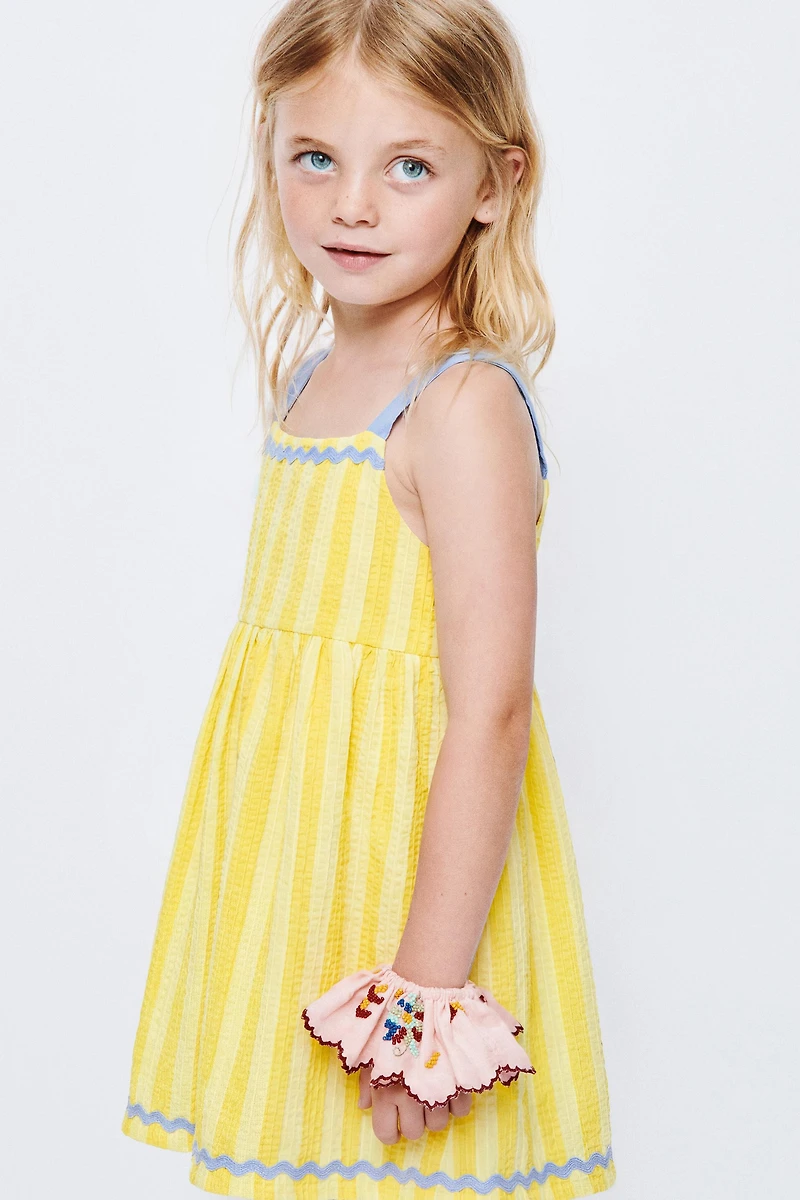 CONTRAST WAVE TRIM PRINT DRESS