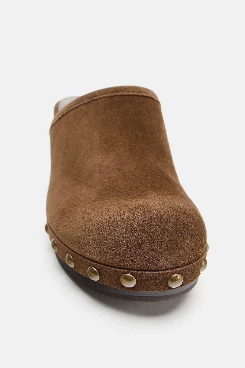 SABOTS EN CROÛTE DE CUIR AVEC CLOUS