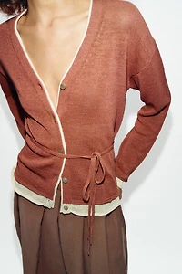 VESTE BIMATIÈRE EN MAILLE AVEC CEINTURE