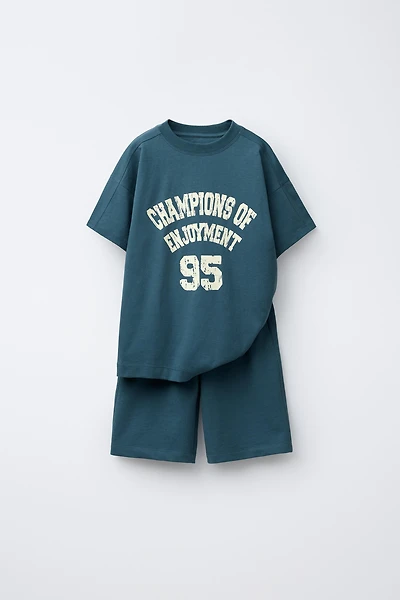 ENSEMBLE T-SHIRT ET BERMUDA À INSCRIPTION IMPRIMÉE