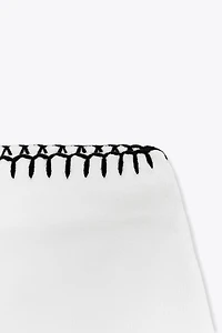 JUPE EN MAILLE BRODERIES CONTRASTE