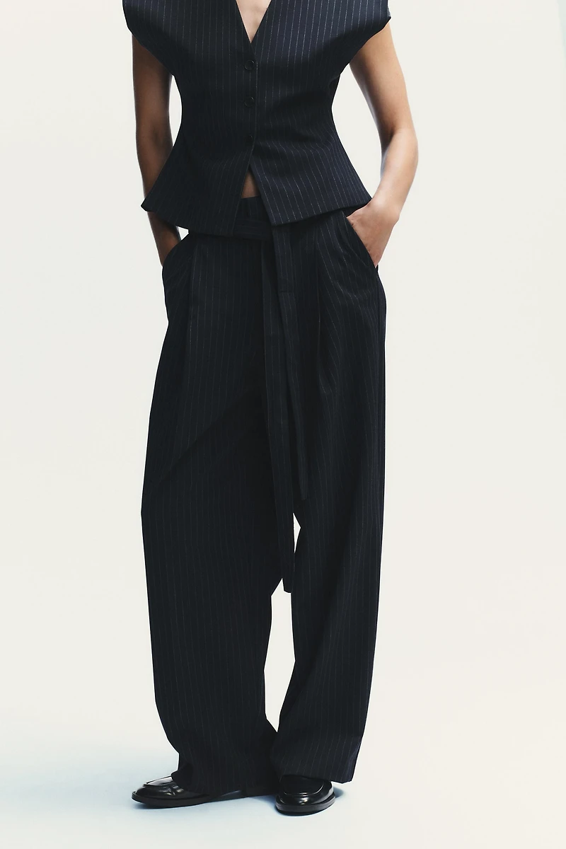 PLEATED BELTED PANTS