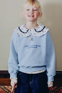 SWEATSHIRT WITH RUFFLED NECK AND EMBROIDERED TEXT