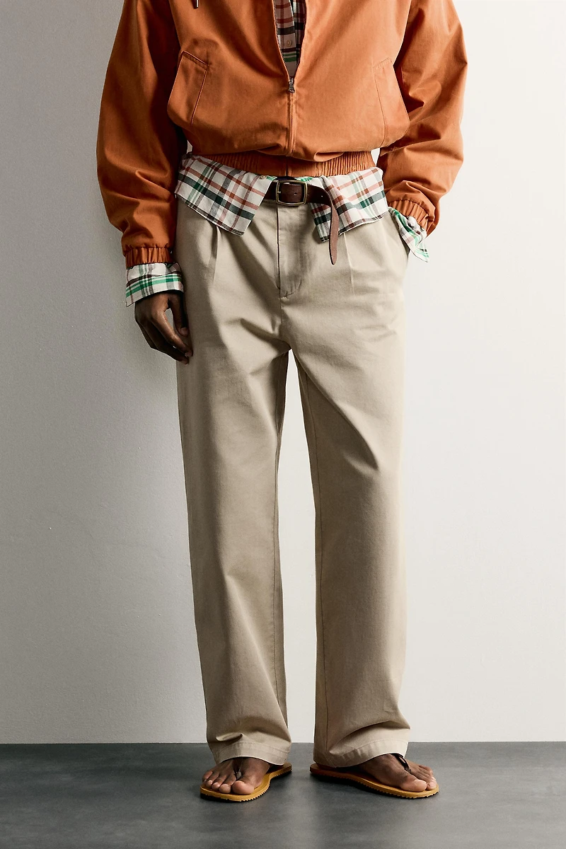 RELAXED FIT PLEATED CHINO PANTS