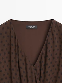 Blouse fluide cache-cœur à pois