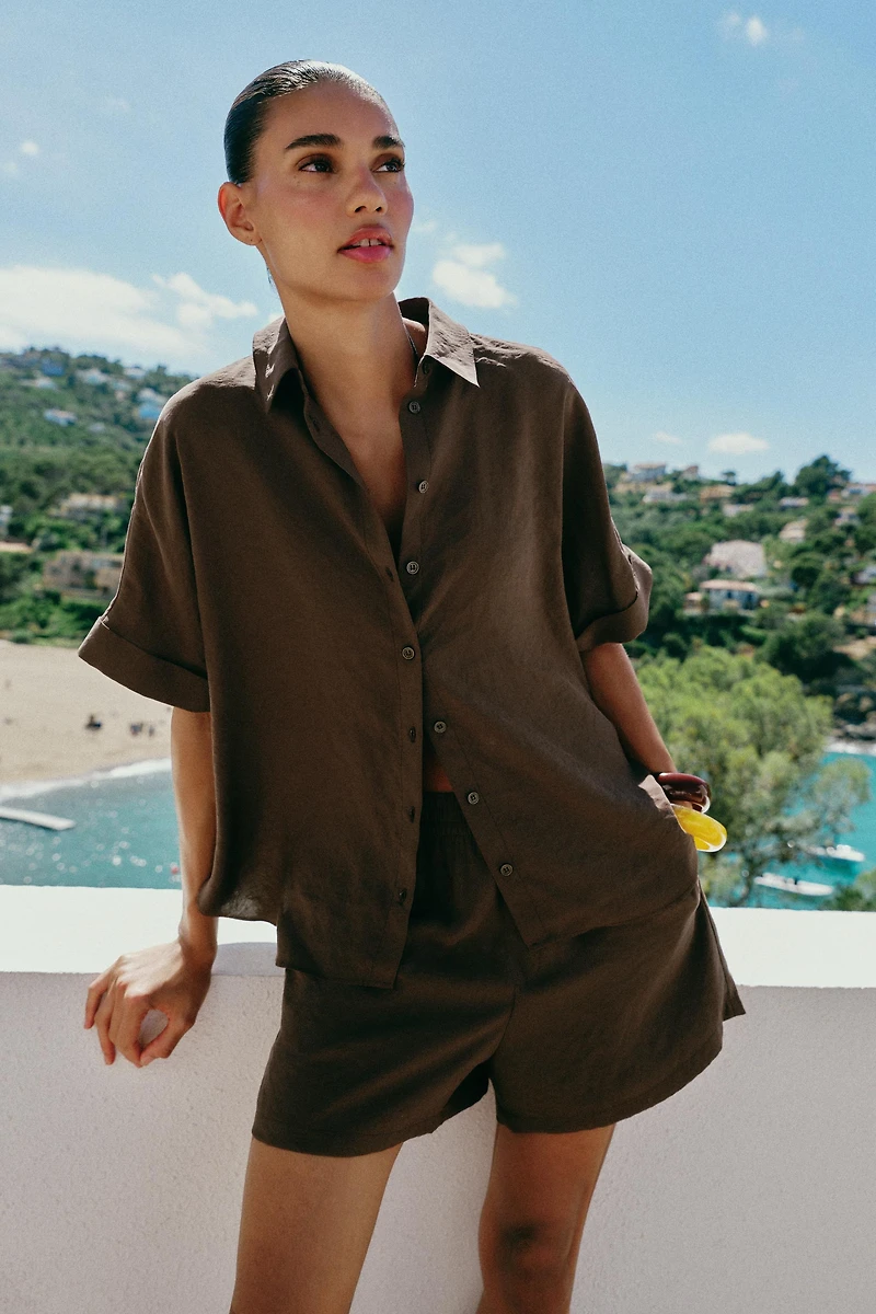 FLOWY SHORT SLEEVE SHIRT