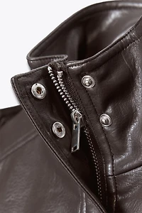 VESTE COURTE MATIÈRE SYNTHÈTIQUE