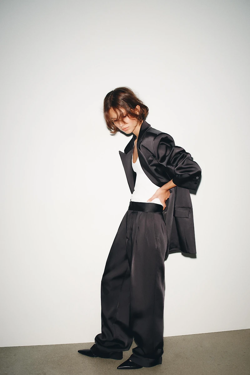 PANTALON SATINÉ TAILLE HAUTE À PLIS