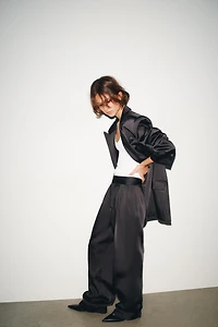 PANTALON SATINÉ TAILLE HAUTE À PLIS