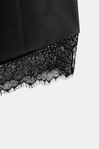 ROBE COURTE SATINÉE DENTELLE