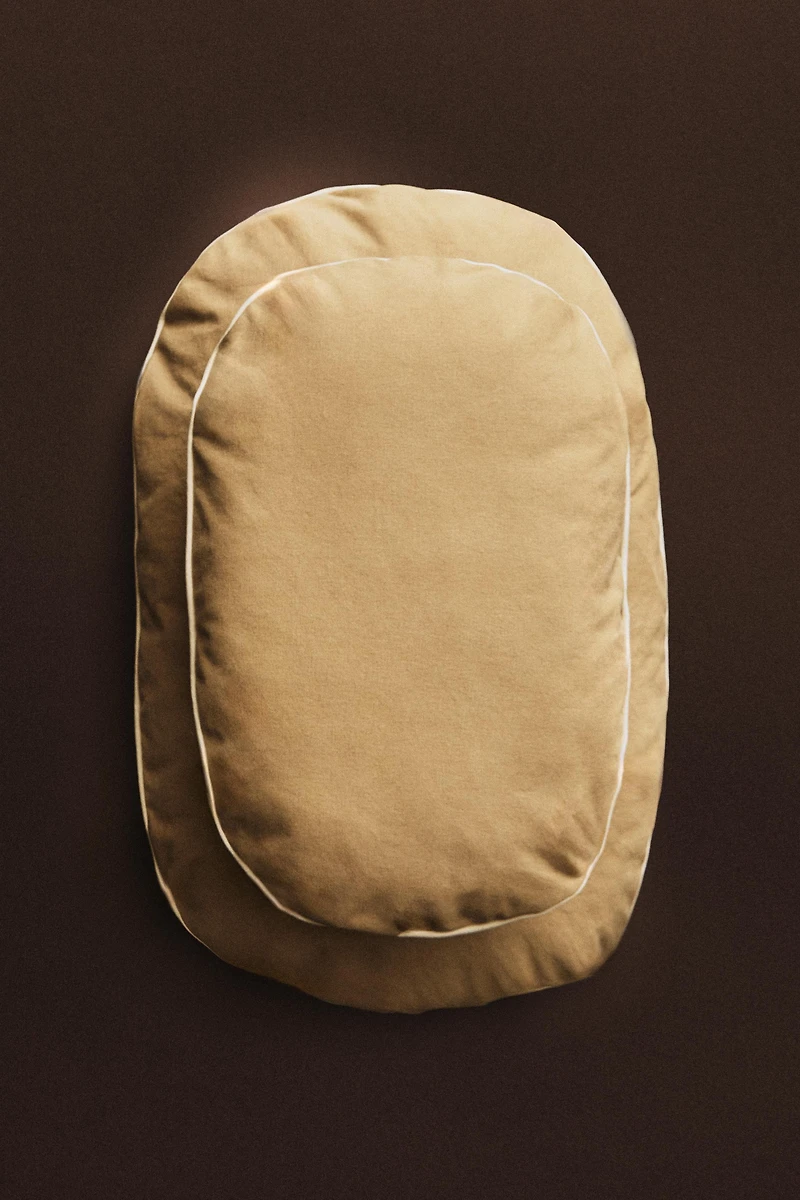 OVAL PET CUSHION WITH PIPING