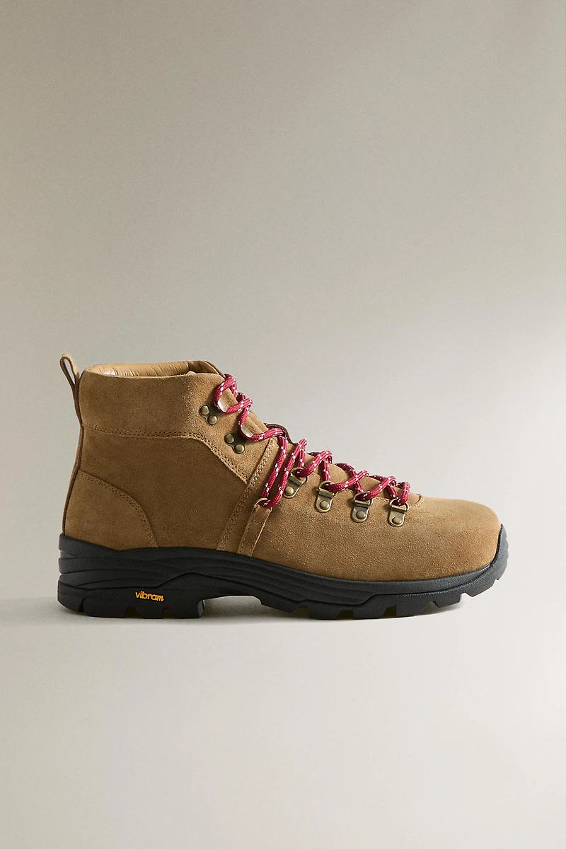 LEATHER HIKING BOOTS