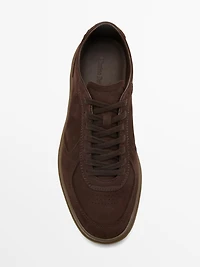 Nubuck trainers with contrast sole