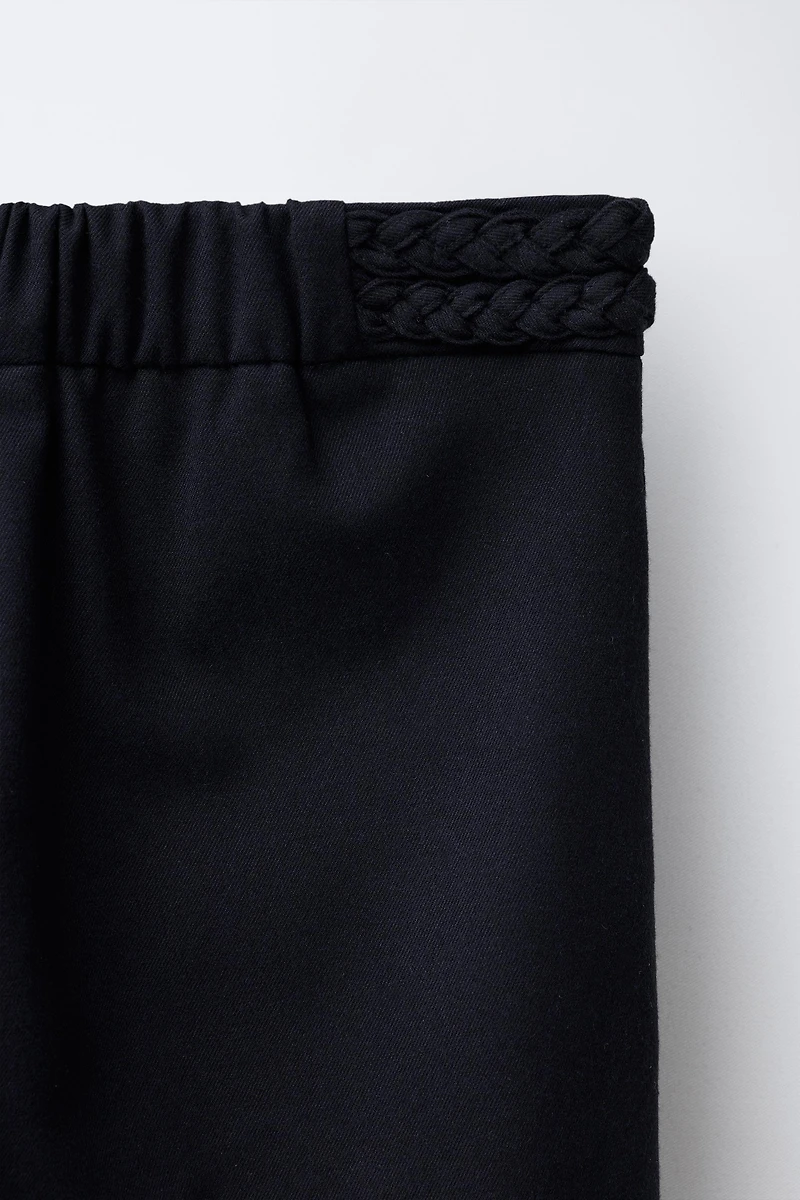 PANTALON À JAMBES LARGES AVEC DÉTAIL TRESSÉ
