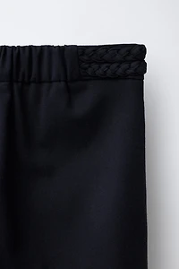 PANTALON À JAMBES LARGES AVEC DÉTAIL TRESSÉ