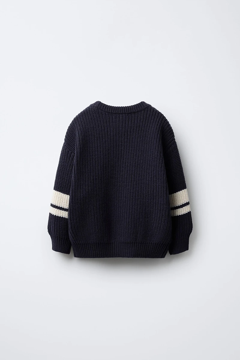 PULL EN MAILLE AVEC PIÈCE VARSITY