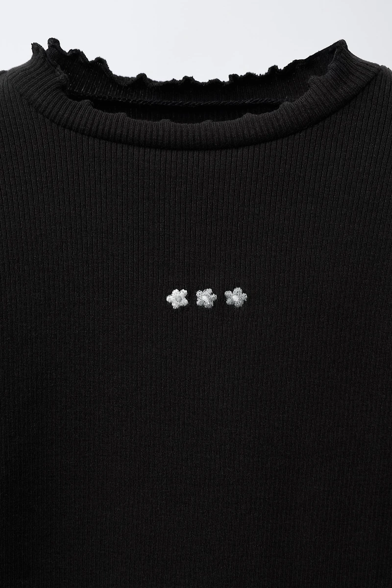 RIBBED TOP WITH EMBROIDERED DETAIL