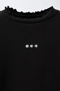 RIBBED TOP WITH EMBROIDERED DETAIL