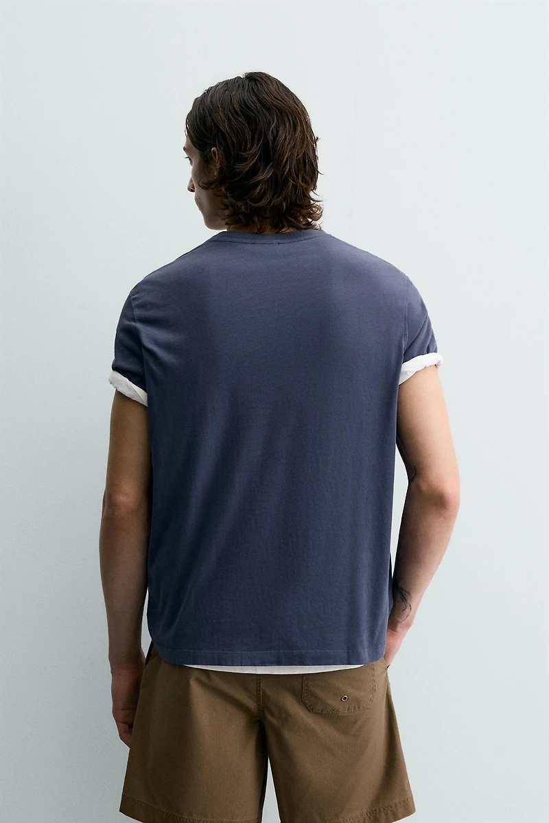 T-SHIRT À GRAPHIQUE POLYNÉSIEN